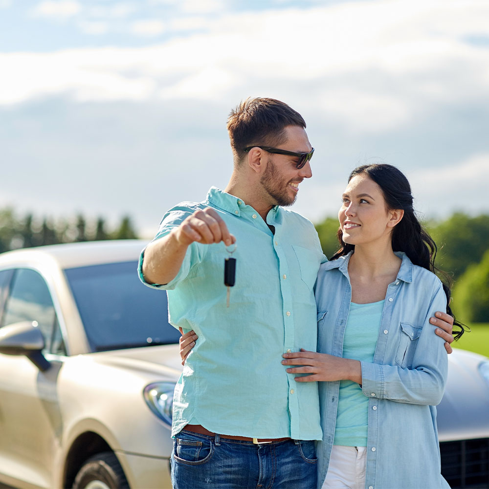 Carro y_o moto_0001_transport-road-trip-travel-family-people-concept-happy-man-woman-with-car-key-hugging