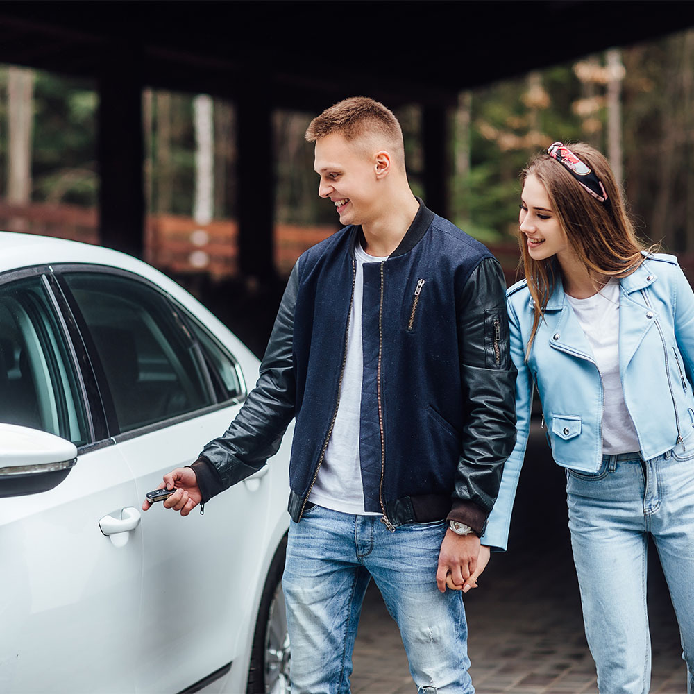 Carro y_o moto_0002_moving-new-build-couple-drive-new-house-near-white-car