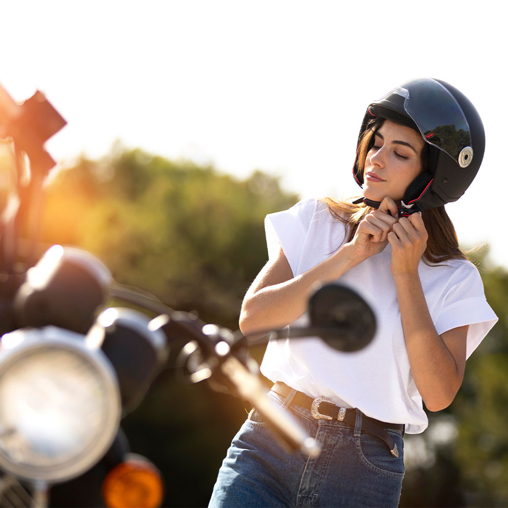 Carro y_o moto_0003_woman-putting-helmet-motorcycle-road-trip