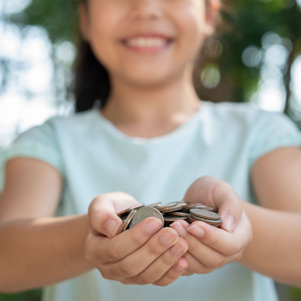 Respaldar una deuda_0000_cute-asian-little-girl-playing-with-coins-money-child-hand-holding-money-kid-saving-money-into-