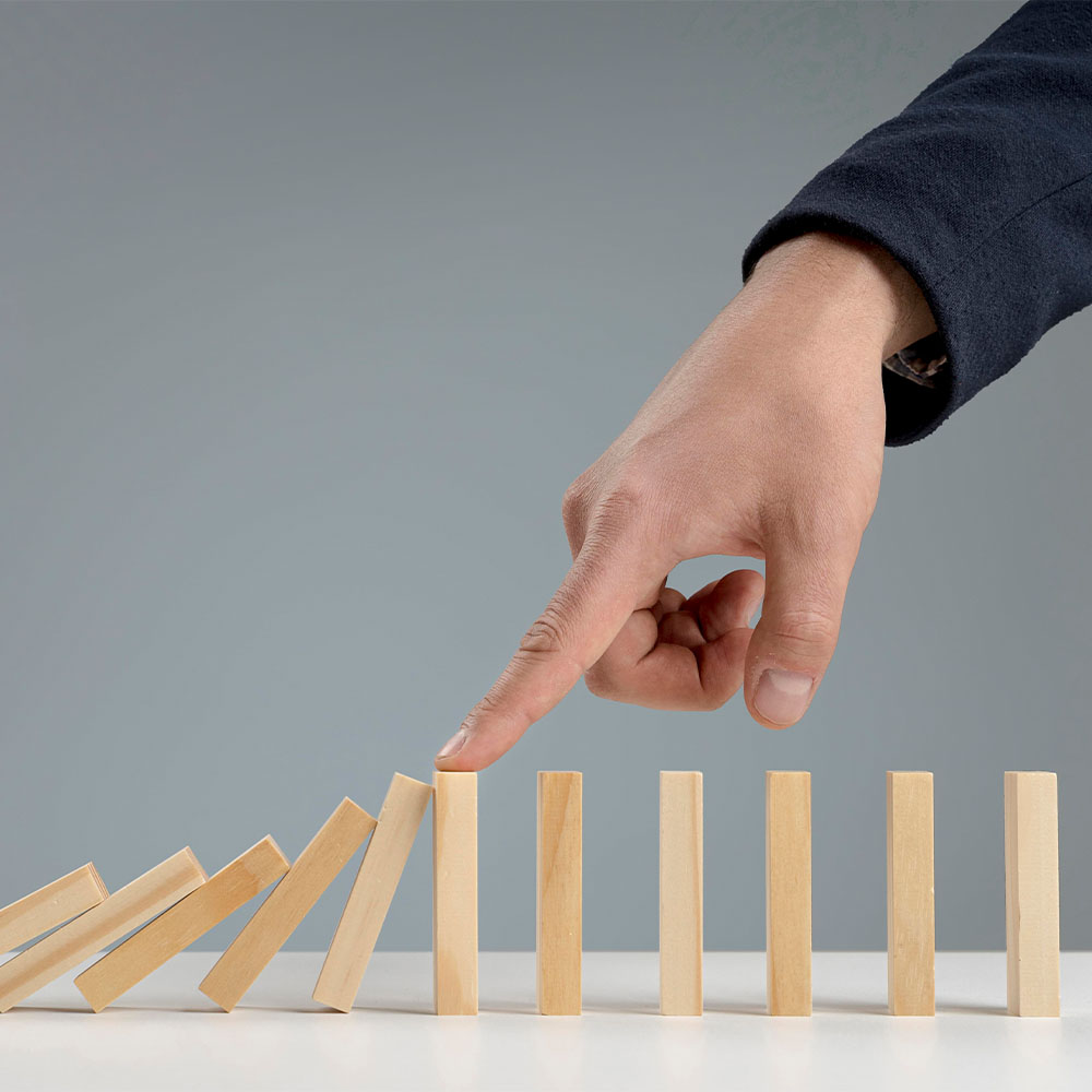 Riesgo empresarial_0000_high-angle-wooden-blocks-arranged