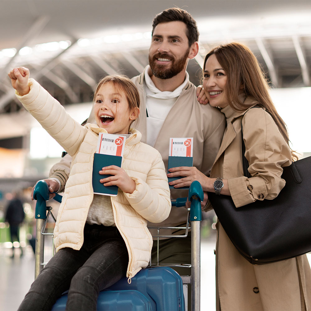 Viaje_0000_medium-shot-happy-family-airport