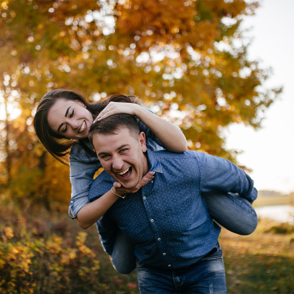 Vida_0000_young-couple-love-love-story-autumn-forest-park